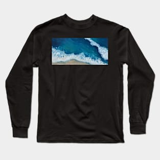 Crashing waves on the beach Long Sleeve T-Shirt